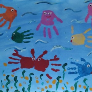 Коллективная работа по рисованию ладошками «Подводное царство» во второй младшей группе по лексической теме «Подводный мир»