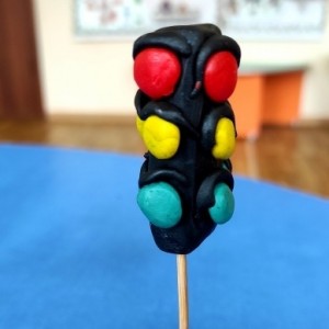 Лепка пдд подготовительная группа. Аппликация светофор в младшей группе. Лепка светофор в старшей группе. Светофор из пластилина в средней группе. Лепка «наш друг — светофор!».