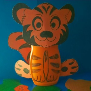 Театральная игрушка из пластиковой бутылки и картона «Тигрёнок» к Дню Тигра в России