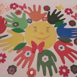 Мастер-класс по изготовлению стенгазеты «С Днем защиты детей» методом аппликации и рисования в группе раннего возраста
