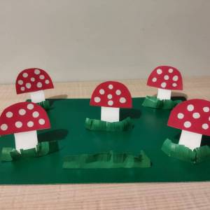 Мастер-класс по изготовлению поделки из цветной бумаги «Грибы на поляне»