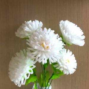 Мастер-класс по изготовлению поделки из упаковочной сетки для фруктов «Осенние хризантемы»