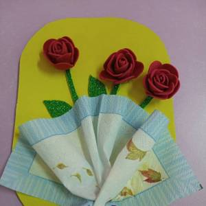 Мастер-класс по изготовлению поделки из картона и бумажной салфетки «Открытка с цветами для мамы»