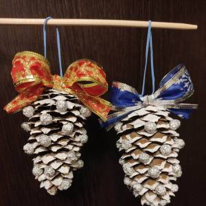 Мастер-класс по изготовлению елочного украшения из шишки «Белочкин подарок»