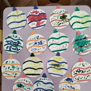 Конспект занятия по нетрадиционному рисованию ватной палочкой «Новогодние шары» для детей 2–3 лет