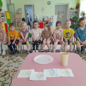 Эксперимент с пластиковой тарелкой и водой «Волшебная бумага» во второй младшей группе. Фотоотчет