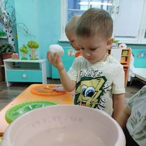 Фотоотчёт «День зимних экспериментов» в первой младшей группе