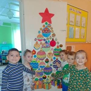 «Необыкновенная ёлочка из шаров». Фотоотчет коллективного новогоднего оформления двери групповой комнаты