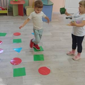 Напольные игры с геометрическими фигурами для занятий по РЭМП