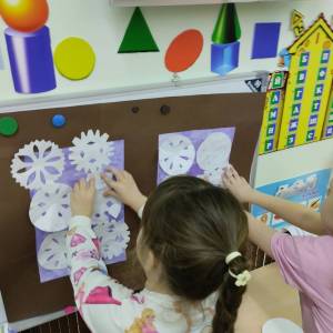 «Снежинки и звездочки танцуют». Занятие по аппликации для дошкольников