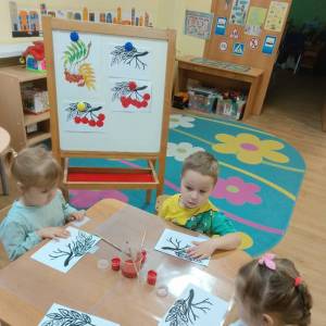 Рисование крышками «Кисть рябины» для младшего возраста