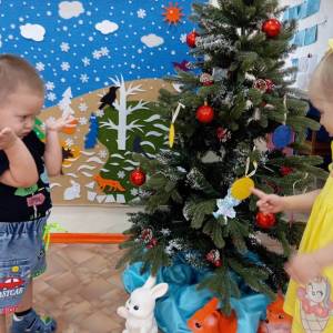 «Разноцветные шары для ёлочки». Конспект занятия по рисованию в группе раннего возраста