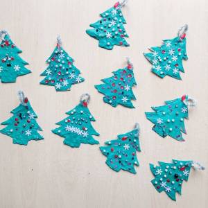 «Ёлочка-красавица». Занятие по пластилинографии в средней группе