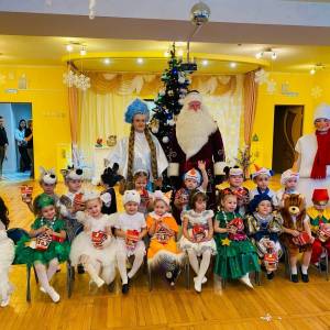 Фотоотчет о проведении новогоднего утренника во второй младшей группе