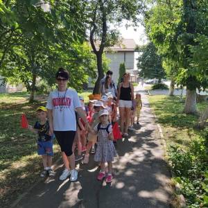 Конспект туристической прогулки с детьми старшей группы, родителями и педагогами «Все на стадион»