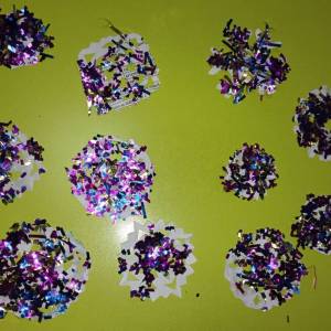 Конспект НОД по аппликации из готовых деталей в первой младшей группе «Блестящая снежинка»