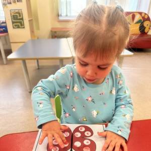 Конспект занятия по рисованию пальчиками «Цветные бабочки» в первой младшей группе