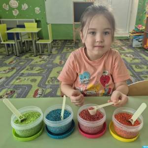 Фотоотчёт о играх с цветным рисом в старшей группе ДОУ