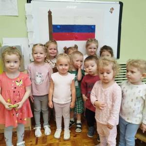 Конспект творческой мастерской по рисованию, аппликации и конструированию «Три цвета Родины моей» для детей 1–3 лет