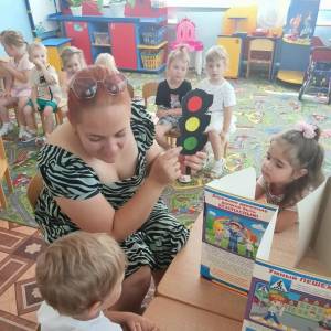 Конспект занятия по ПДД «Наш друг — Светофор» для детей 3–4 лет