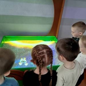Конспект логопедического занятия «Космос на ладони» с использованием интерактивной песочницы в средней группе