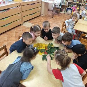 Занятие по рисованию во второй младшей группе на тему «Кленовый лист»